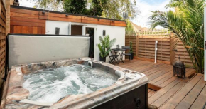 Stunning 4 Bedroom, 3 Bathroom House with Private Hottub & Gym - Escape London, in Lonon